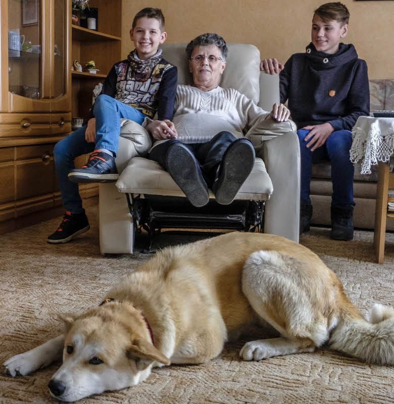 Dass Krebspatienten auch im Paul-Gerhardt-Stift so bequem im Sessel liegen oder sitzen können wie sie hier zu Hause mit ihren Enkeln Tom und Benn in Pratau, das möchte Monika Müller. Sie wirbt deshalb für Spenden, damit Pflegestühle für das Krankenhaus angeschafft werden können.