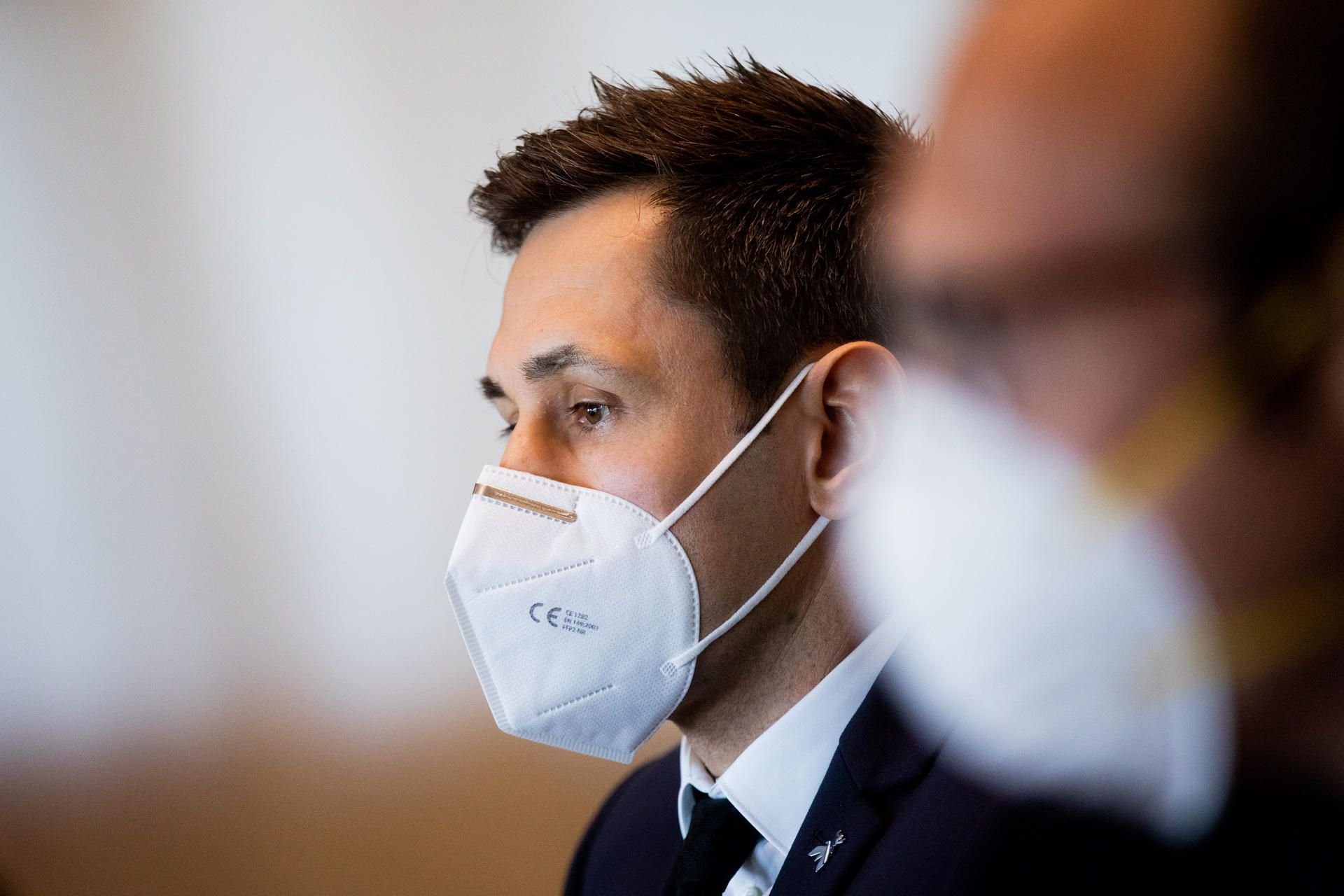 Felix Sturm mit Mundschutz beim Gerichtstermin in Köln.