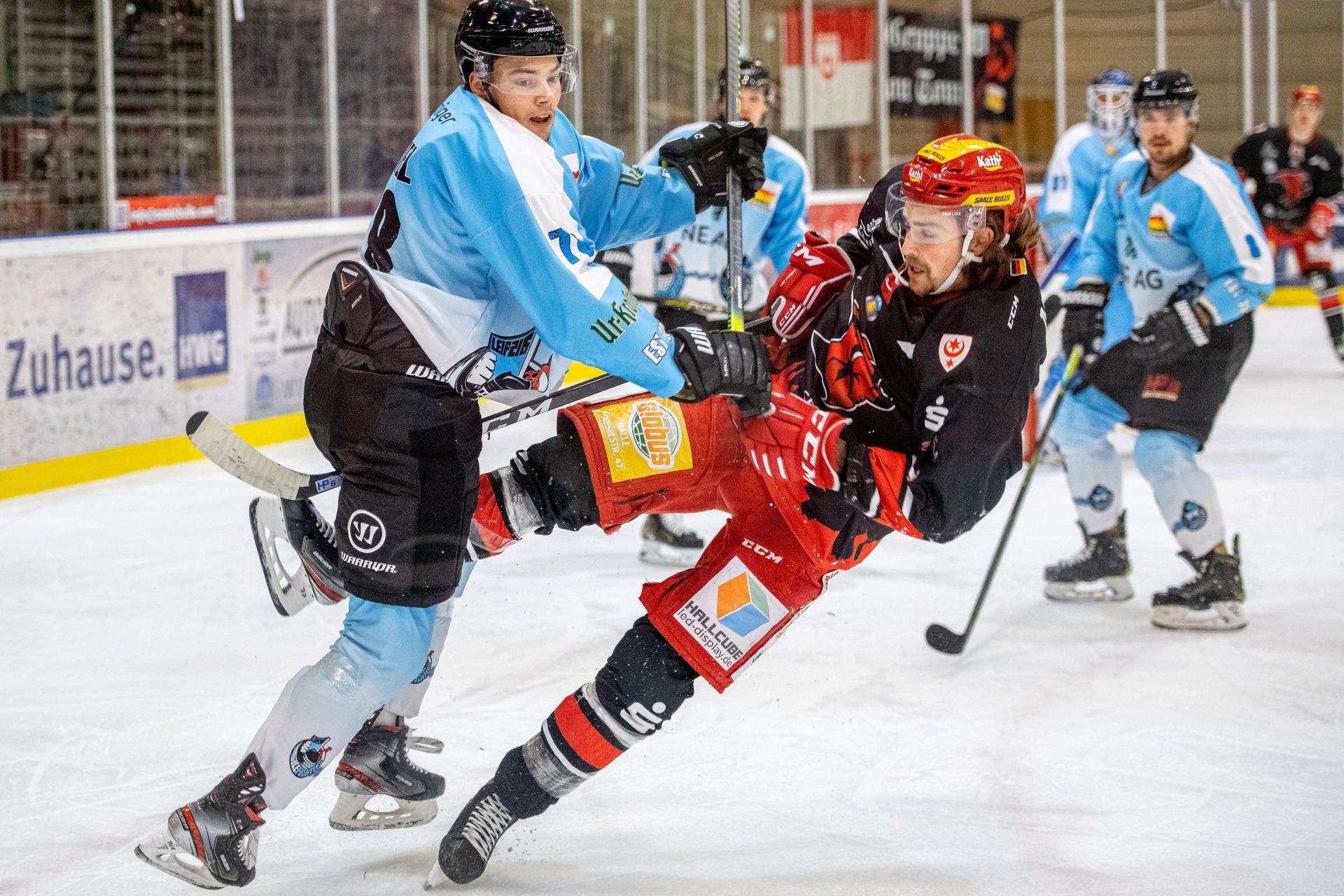 Ruppiges Derby: Halles Tim May (r.) wird von Ex-Saale-Bulle Maximilian Spöttel gelegt.