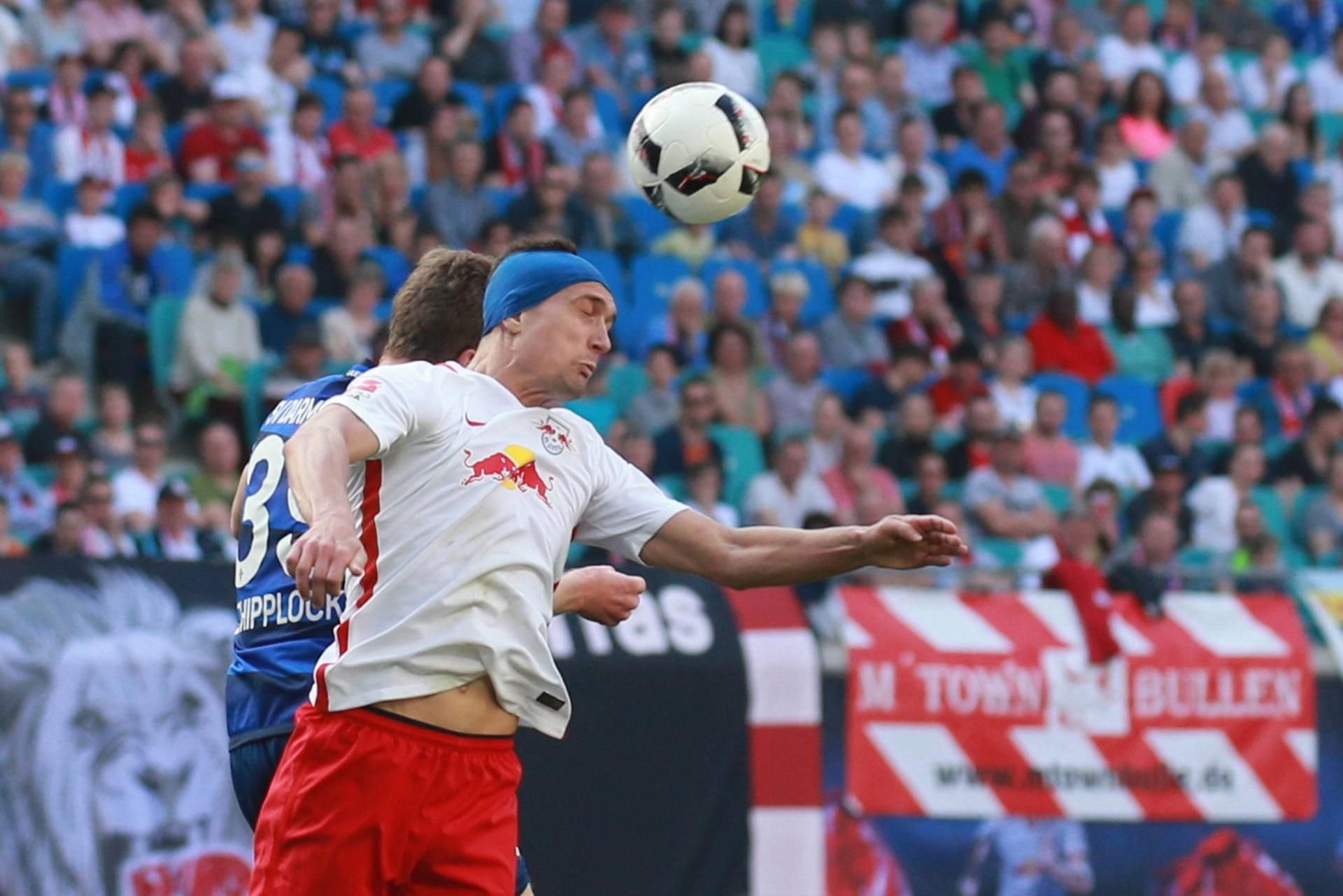 Sven Schipplock (SV Darmstadt 98) und Stefan Ilsanker (RB Leipzig) gehen beide zum Kopfball.