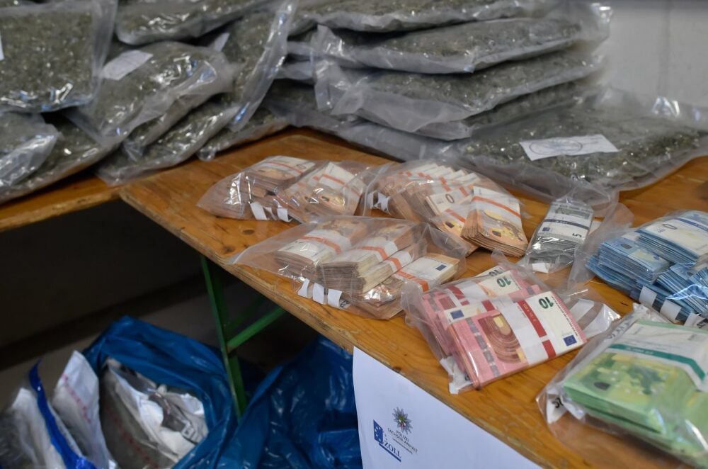 Das Geschäft der Bande florierte, wie unter anderem das sichergestellte Bargeld beweist.