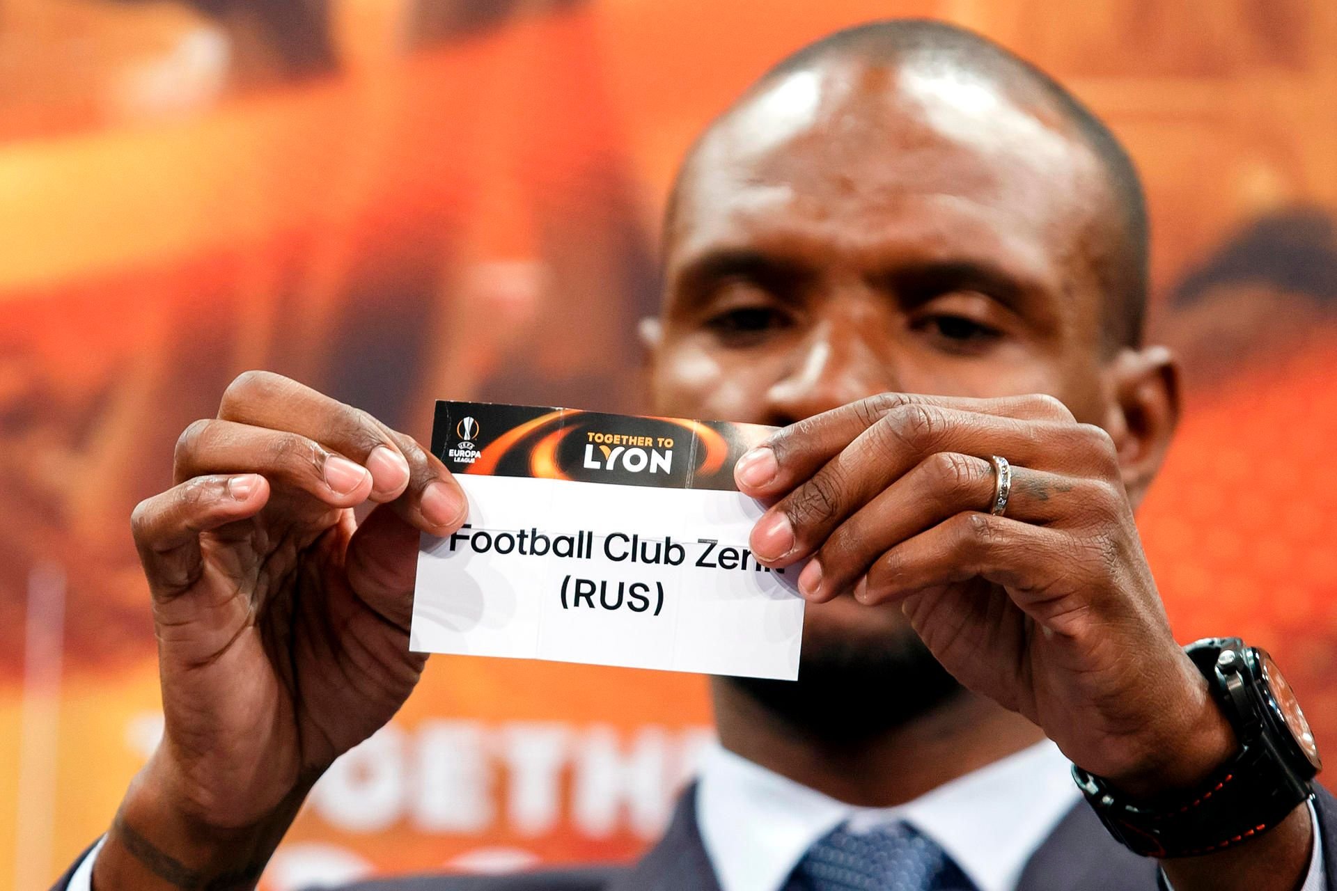 Eric Abidal, ehemaliger französischer Nationalspieler, zieht das Los für RB Leipzig.