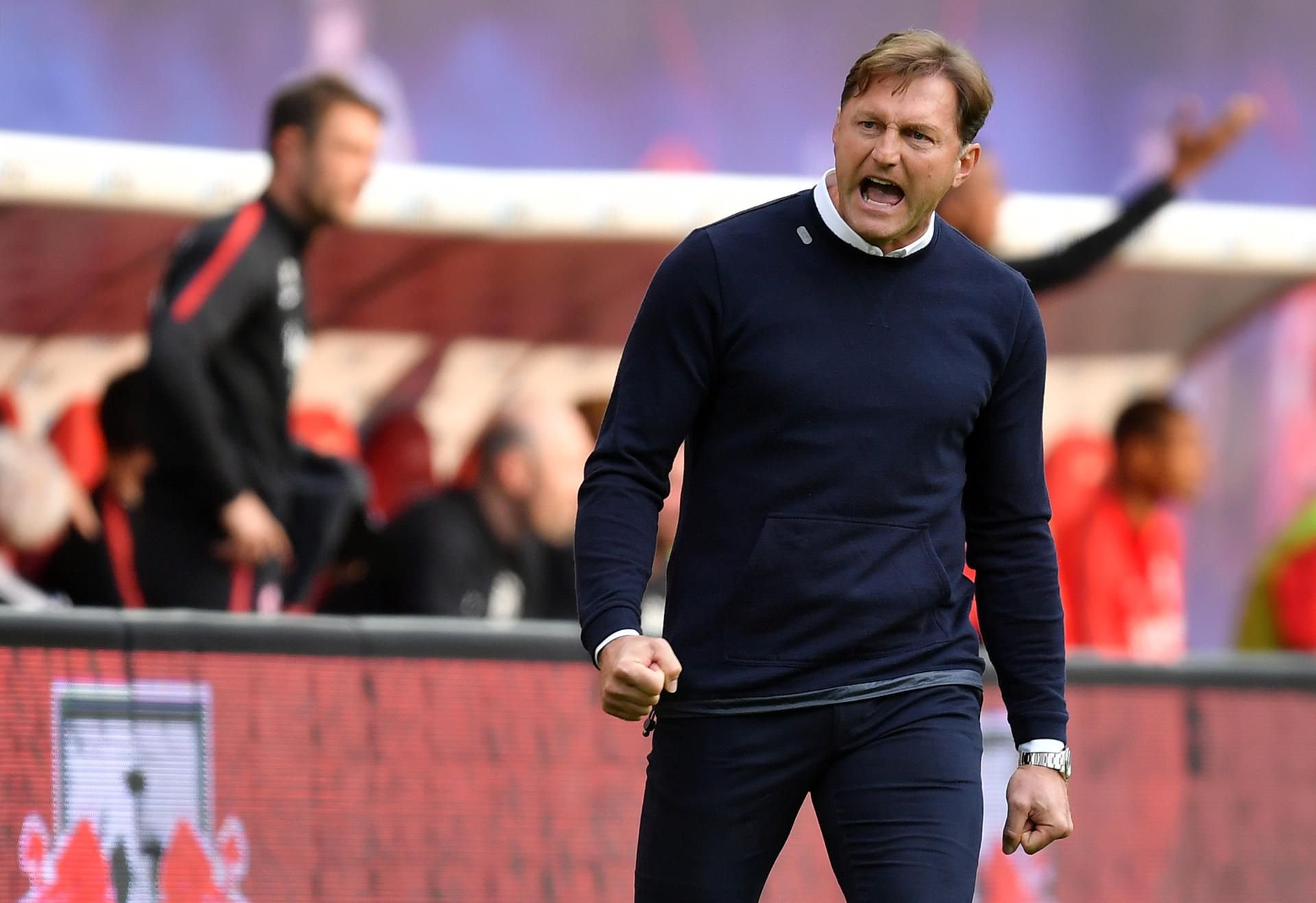 Geballte Faust: RBL-Trainer Ralph Hasenhüttl zeigt beim Heimspiel gegen Eintracht Frankfurt Emotionen an der Seitenlinie.