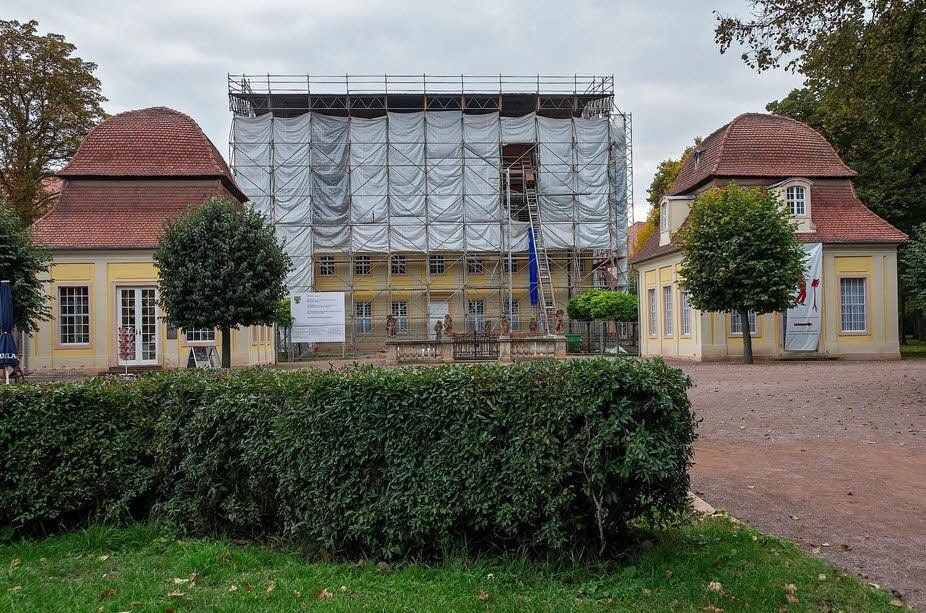Spätestens Mitte November soll das Gerüst rund um den Kursaal in Bad Lauchstädt endgültig verschwunden sein.