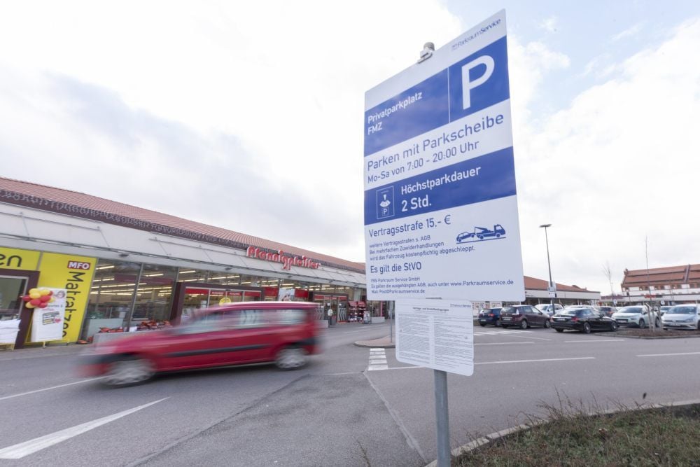 Ein Schild auf dem Parkplatz des „Mettehofs“ weist darauf hin, dass der ruhende Verkehr hier privat überwacht wird.