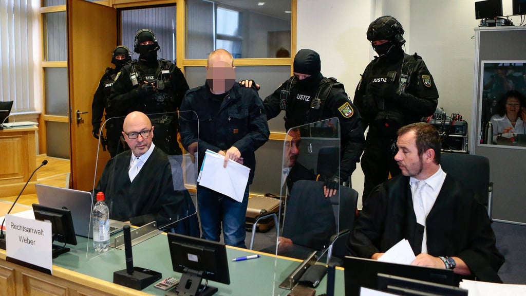 Der Angeklagte mit seinen Verteidigern.