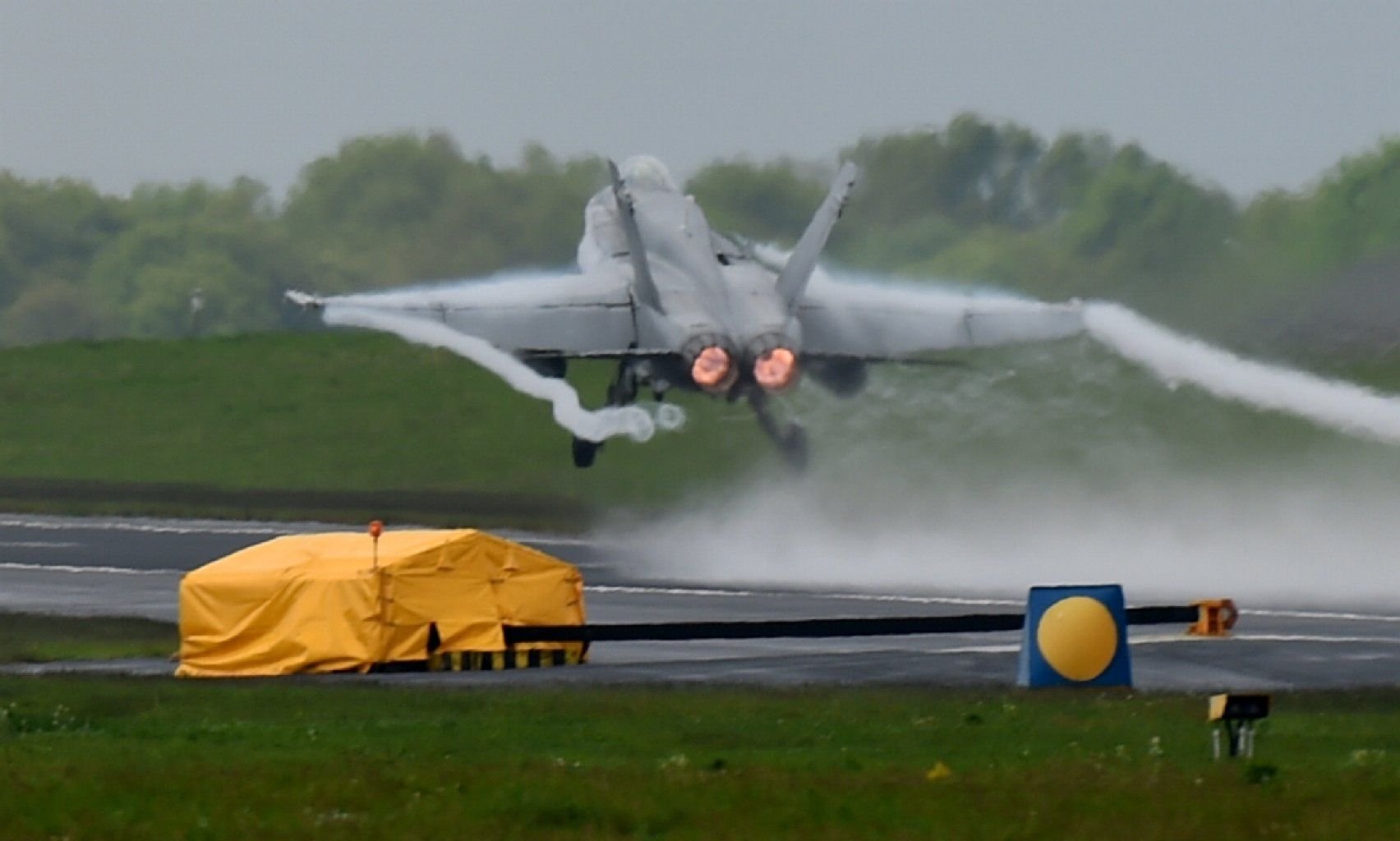 Ein finnischer F-18 Kampfjet startet.