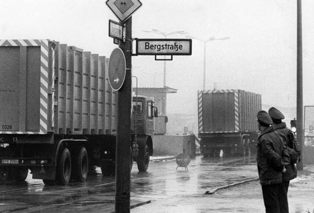 Container-Fahrzeuge der Westberliner Stadtreinigung bringen im Januar 1977 Müll in die DDR-Deponie Vorketzin.