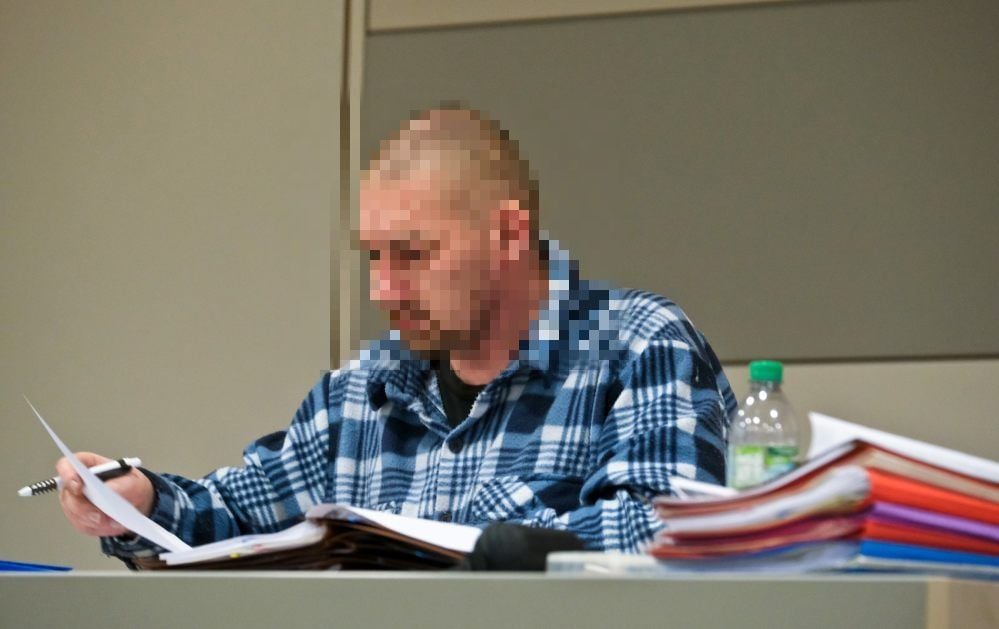 Andre G. erschien ohne einen Anwalt zum Prozess gegen ihn. Auf die Verhandlung hatte er sich gut vorbereitet und viele Akten mitgebracht.