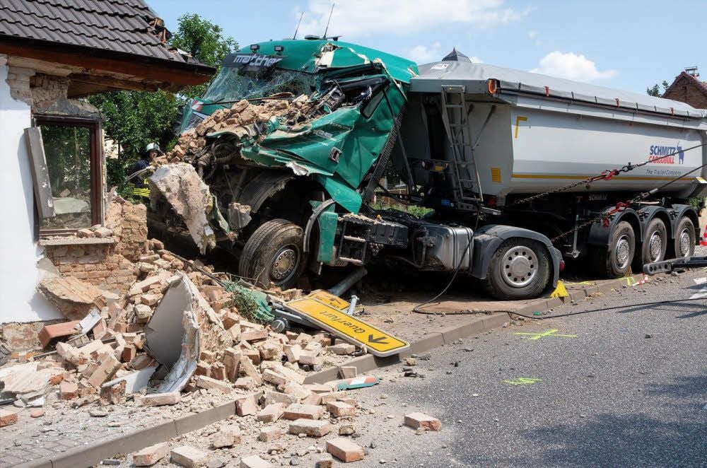 Der Lastwagen wurde bei dem Unfall komplett zerstört.