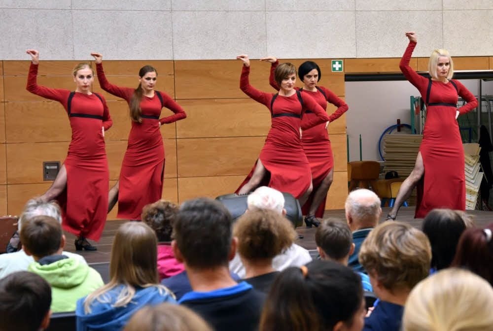 Eine neue Stärke von „Alexis“, den Gästen aus Mosyr in Weißrussland, ist der Ausdruckstanz. Das bewiesen die Frauen bei ihrem Auftritt in der Jessener Mehrzweckhalle.