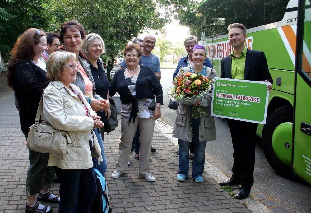 Die Zeitzerin Anke Schulze ist 5 000 000. Fahrgast des Fernreiseunternehmens MeinFernbus. Florian Rabe vom Unternehmen gratulierte ihr, als sie am Mittwochmorgen mit ihren Kollegen von der Stadtverwaltung Zeitz zum Bildungstag nach Halle mit dem grünen Bus fahren wollte.