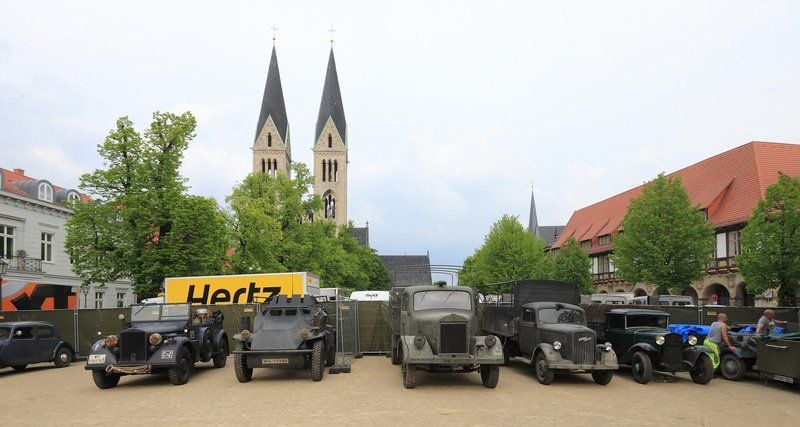 Historische Fahrzeuge stehen vor dem Dom "Sankt Stephanus und Sankt Sixtus" in Halberstadt.