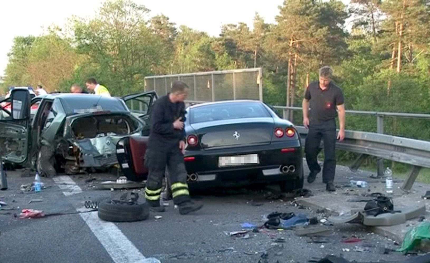 Polizisten und Einsatzkräfte sichern am Dienstag (01.05.2012) nach einer Massenkarambolage auf der Autobahn 9 bei Dessau-Roßlau die Unfallstelle. Ein Sportwagen der Marke Ferrari war mit hoher Geschwindigkeit in ein Stauende gefahren.