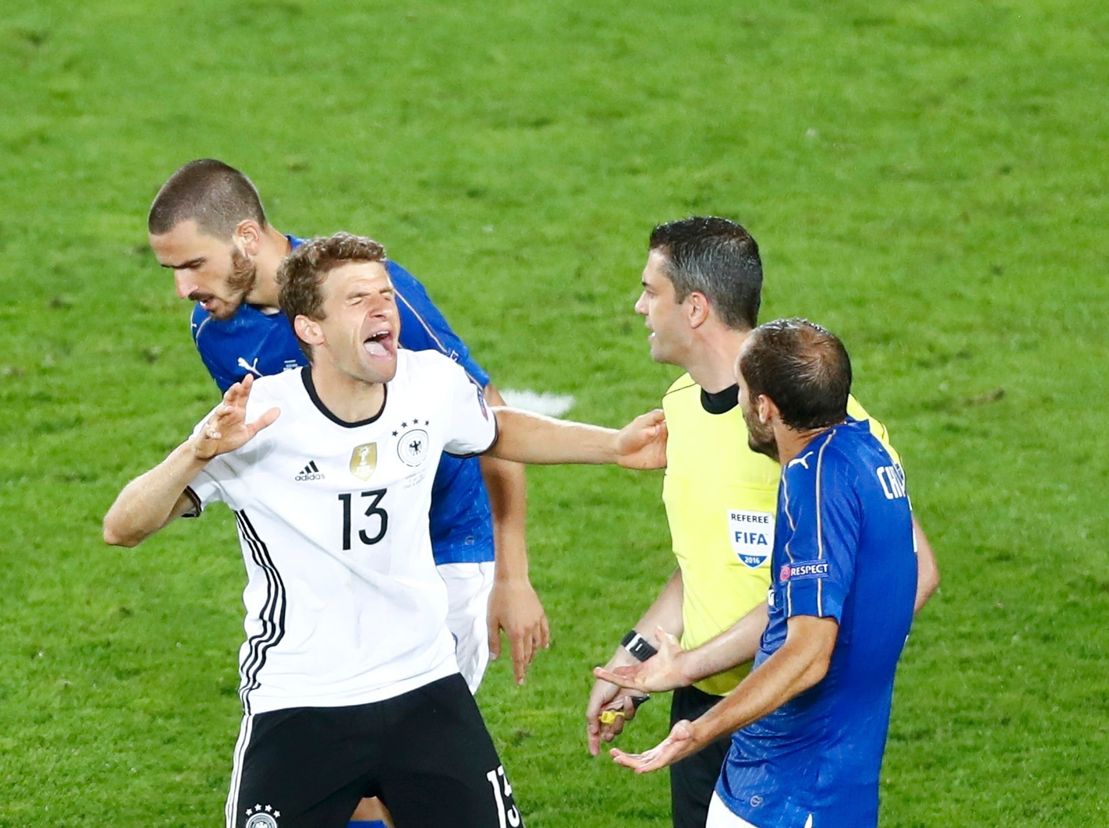 Sei nicht so eine Heulsuse: Thomas Müller ist sauer auf Giorgio Chiellini.