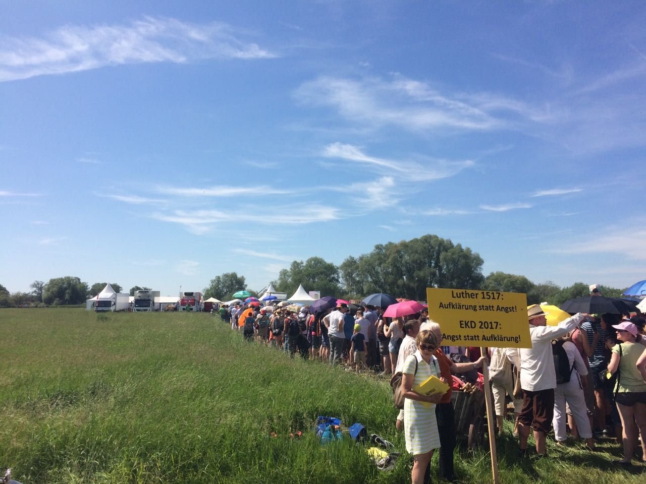 Lange Schlangen bilden sich beim Einlass zur Festwiese.