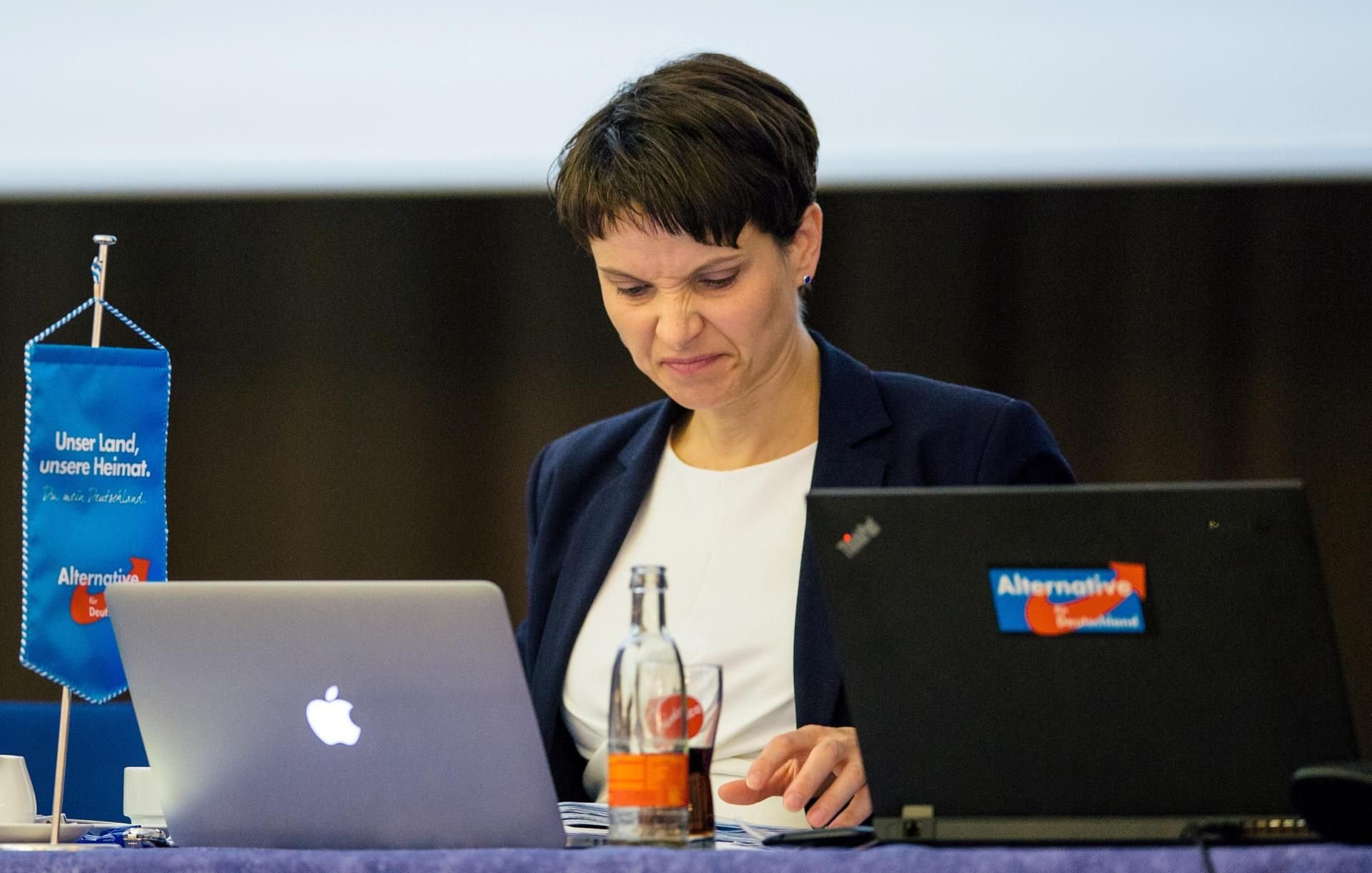 Petry schaut unzufrieden auf dem Landesparteitag der AfD im sächsischen Weinböhla.