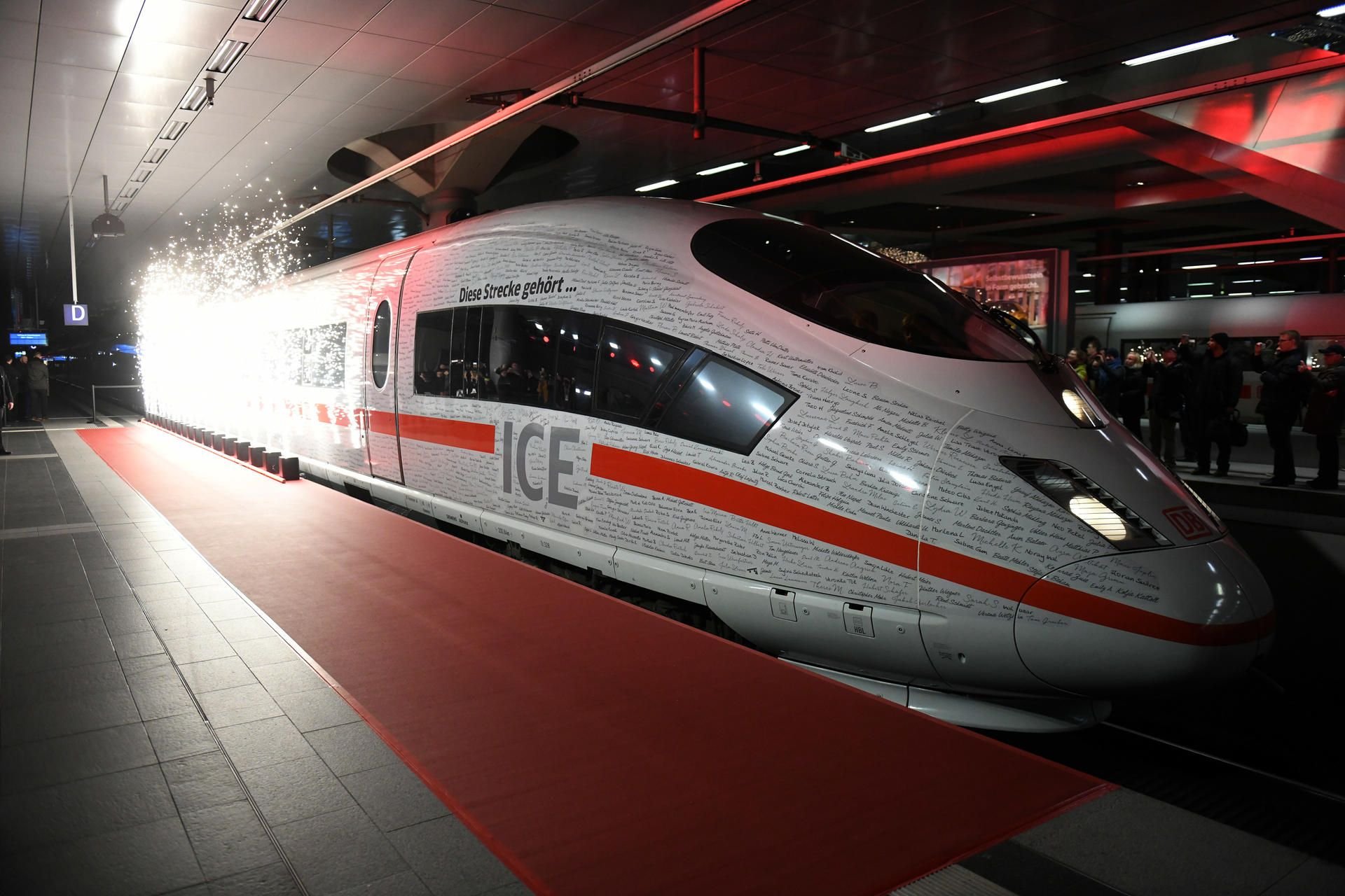 Die neu eingeweihte Bahnstrecke verkürzt die Reisezeit von München nach Berlin eigentlich auf 4 Stunden.