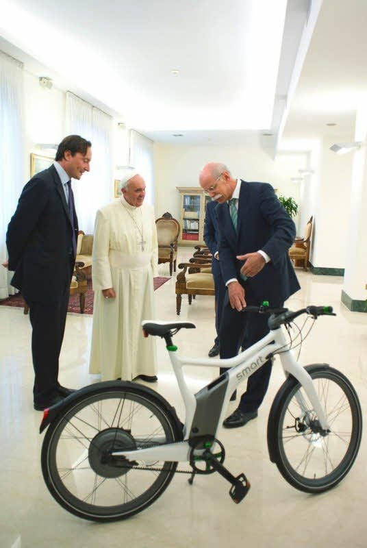 Daimler-Chef Dieter Zetsche (r.) überreichte Papst Franziskus ein Smart-E-Bike.