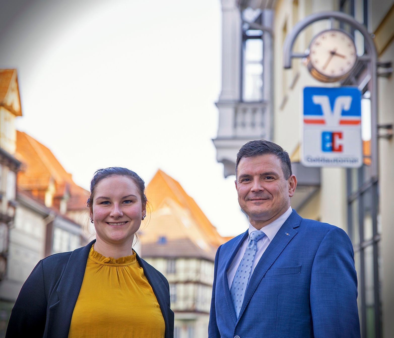 Stephanie Zutz - hier mit Vorstand Heino Oehring vor der Filiale im Quedlinburger Steinweg - ist bei der Harzer Volksbank für Marketing, Personal und Ausbildung zuständig.