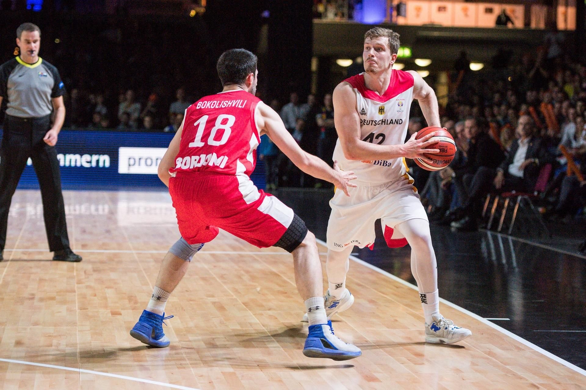 Der Hallenser Andreas Obst (r.) im Basketball-Länderspiel gegen Georgien.