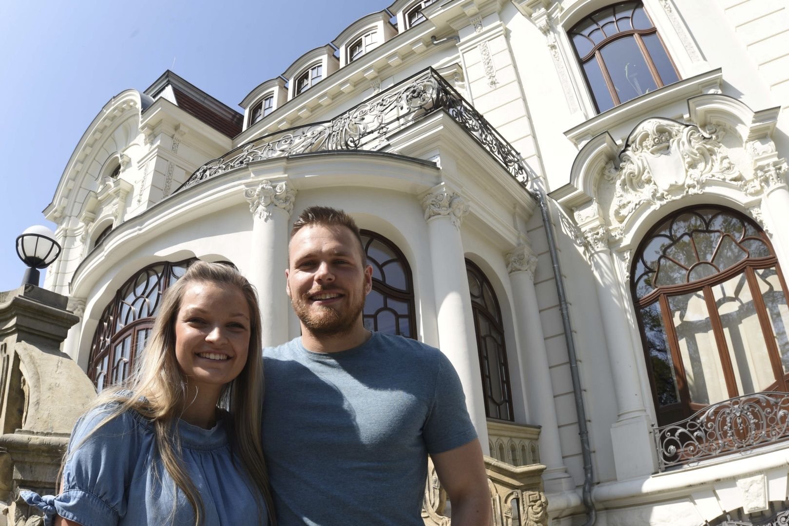 In der Weißen Villa wollen sich Marie Wolf und Denis Jankuhn trauen lassen. Das erfordert einiges an Flexibilität.