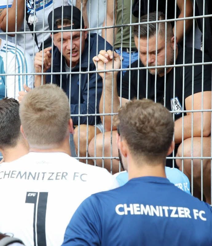 Daniel Frahn (mit Basecap) redet mit seinen Teamkollegen - neben ihm ein Anführer der rechten Fanszene.