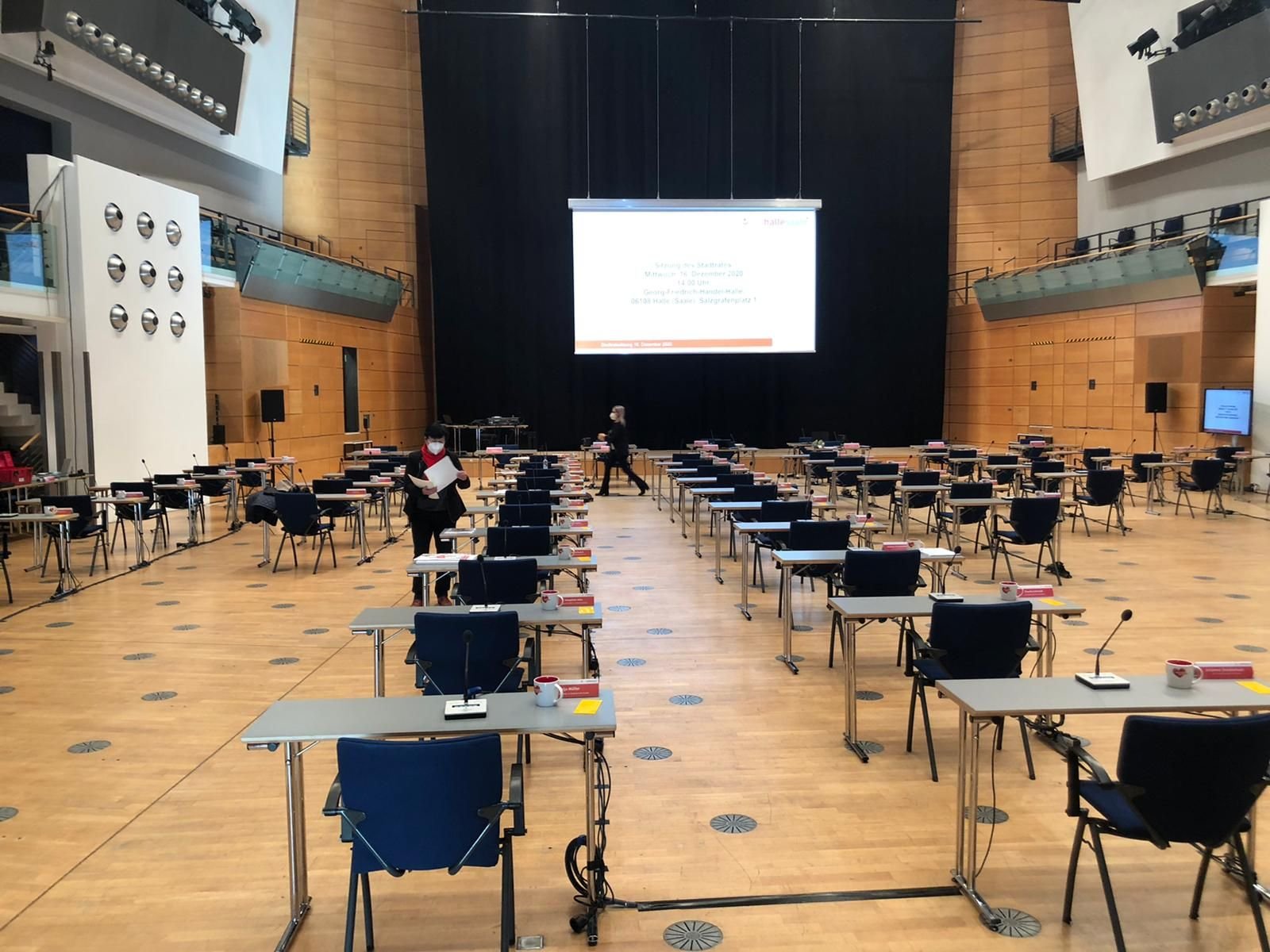 Leere Händelhalle vor Sitzungsbeginn.