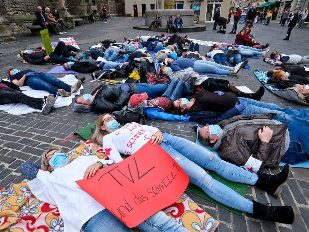 Rund 50 Mitarbeiter der Uniklinik legten sich am Montag aus Protest vor die Ulrichskirche .