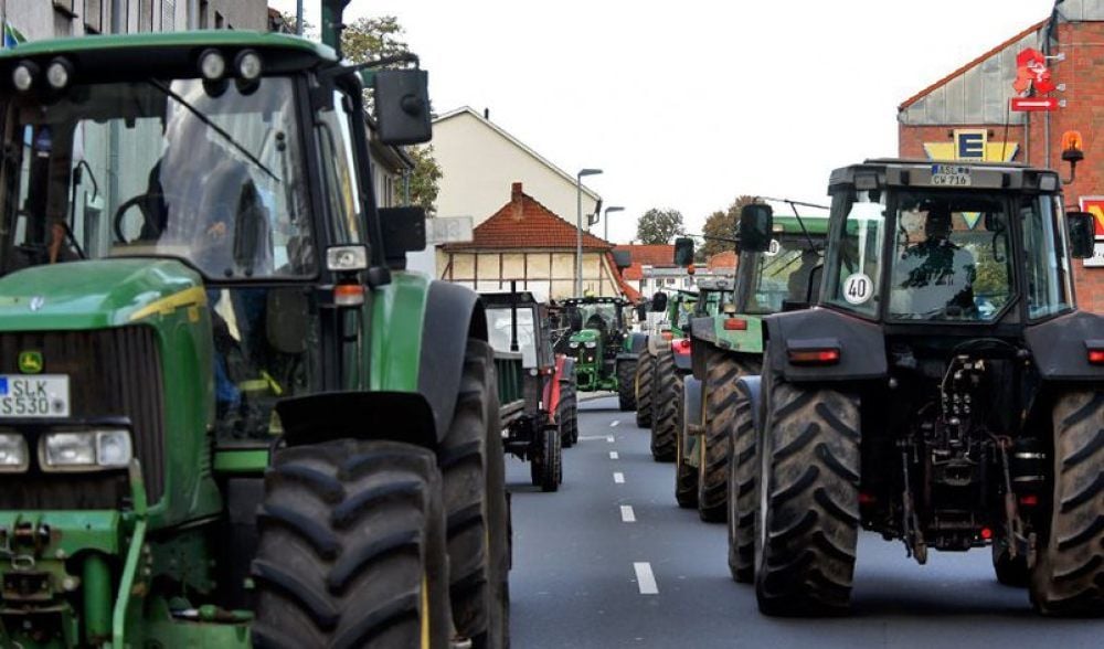 Protestaktion Ende Oktober: Traktoren blockieren Straßen in Aschersleben.
