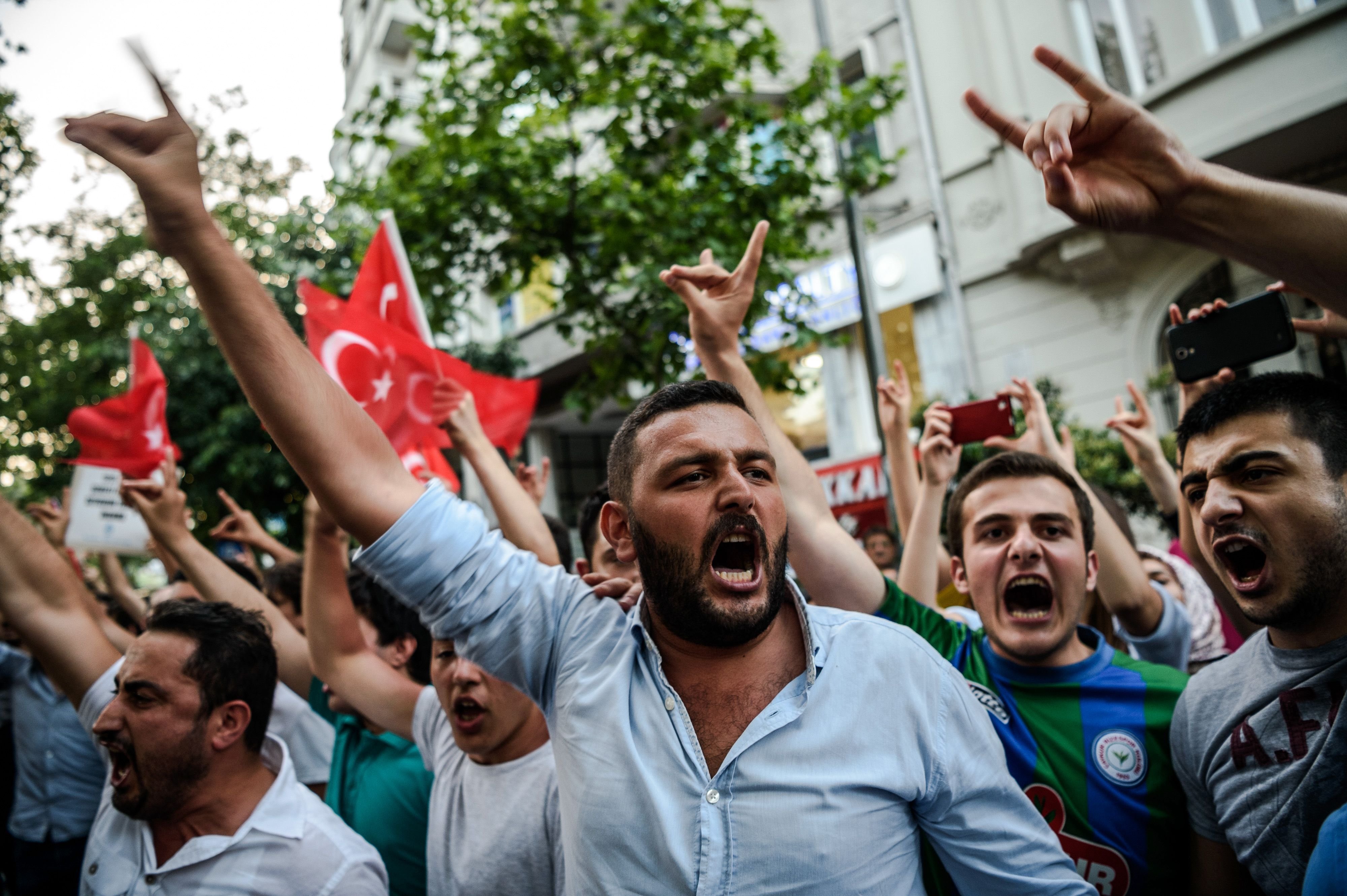 Nach der Entscheidung des Bundestages machen viele Türken ihrem Ärger Luft - wie hier einer Demonstration der Grauen Wölfe.