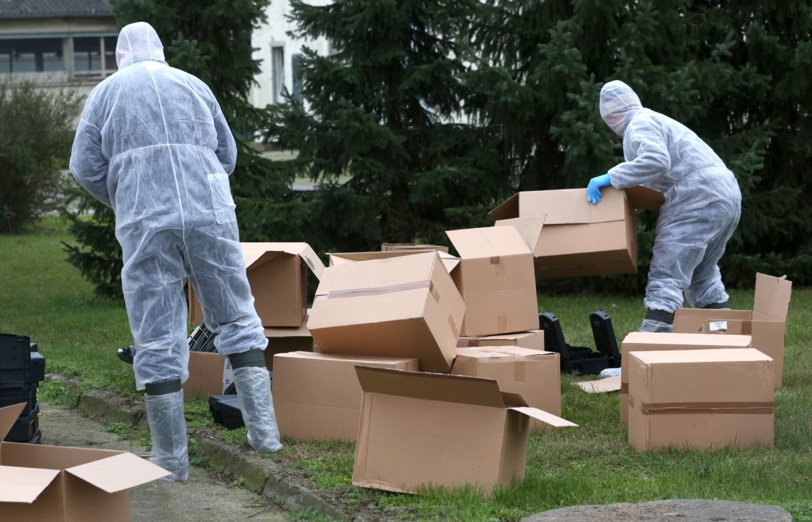 Männer in Schutzanzügen arbeiten am 6. November nach dem Ausbruch der Geflügelpest in einem Mastputenbetrieb in Heinrichswalde im Kreis Vorpommern-Greifswald (Mecklenburg-Vorpommern)