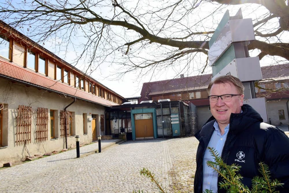Sven Deckert vor dem Haus, das künftig „Deckert’s Hotel An der Klosterpforte“ heißen wird.