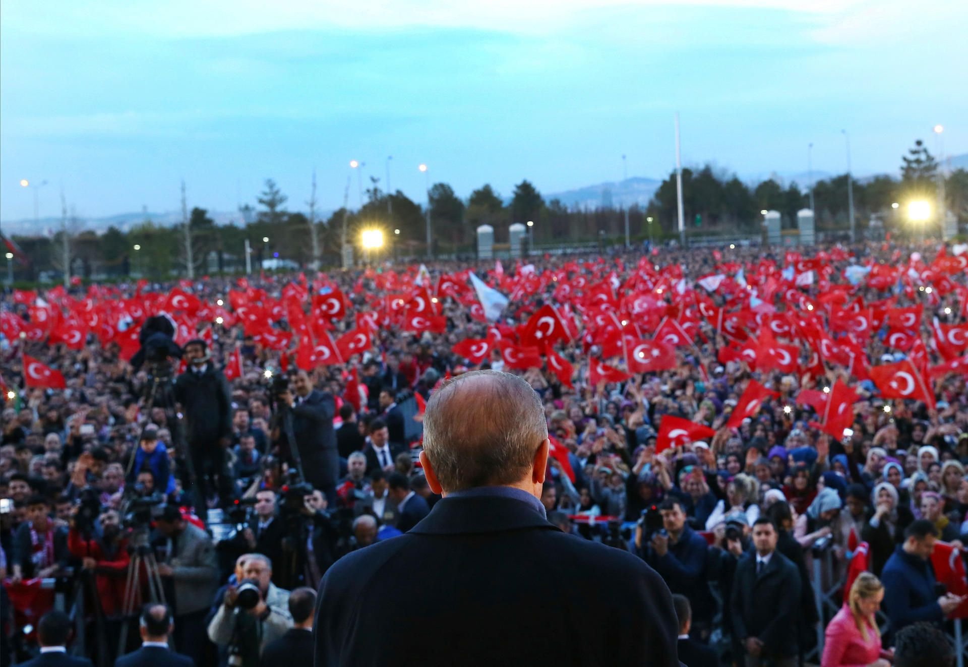 Recep Tayyip Erdogan spricht vor dem Präsidentenpalast in Ankara zu seinen Anhängern.