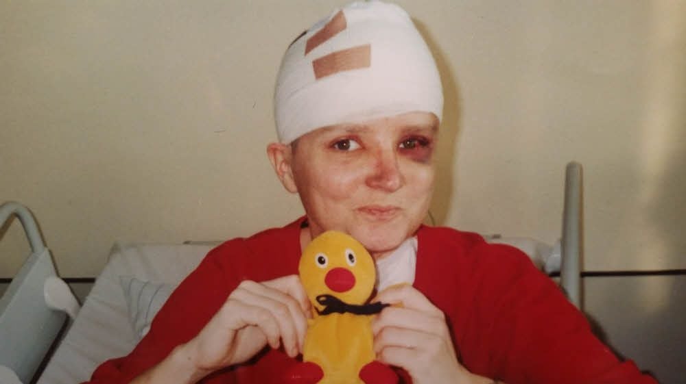 Ende 2005 wird ein Tumor im Kopf der Journalistin festgestellt. Sie muss operiert werden, doch die Tumore kommen zurück.