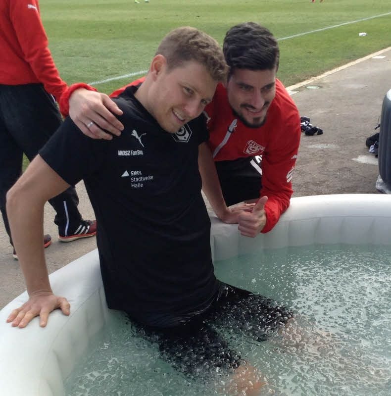 Im Trainingslager schreckte Tobias Schilk (l.) nicht vor der Eistonne zurück. Stefan Kleineheismann freut’s.