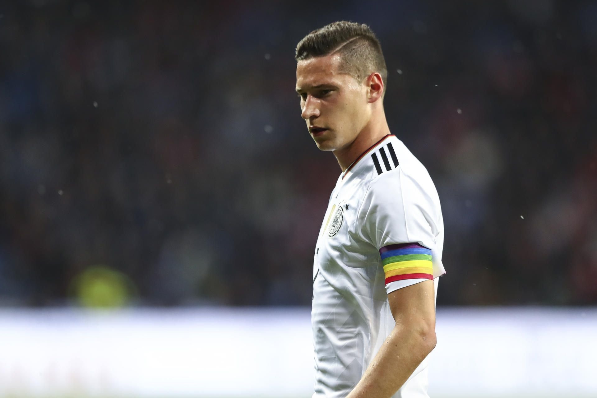 Lief mit Regenbogenbinde gegen Dänemark auf: Julian Draxler.