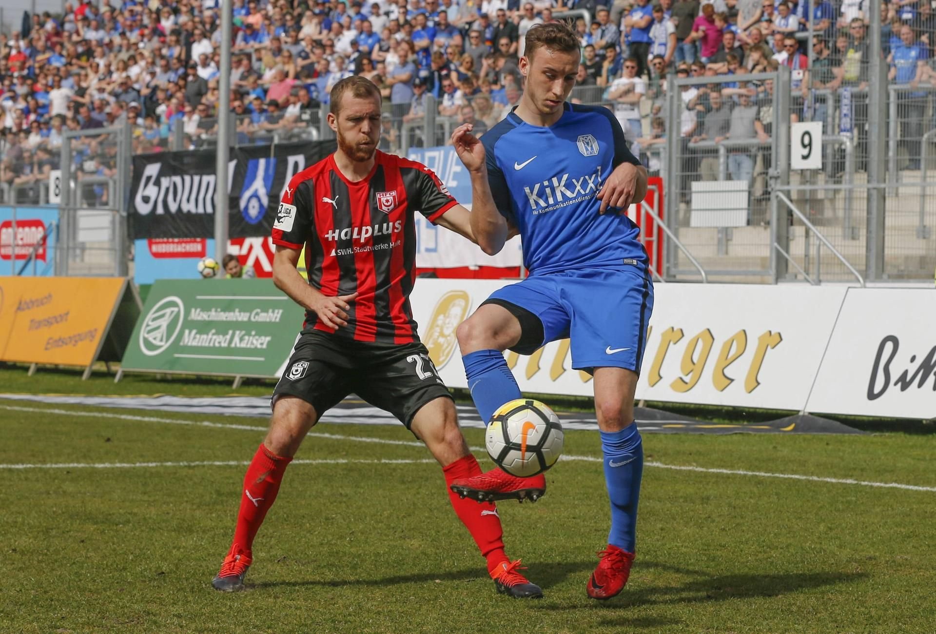 Fabian Baumgärtel stört Meppens Mike-Steven Bähre beim Pass.
