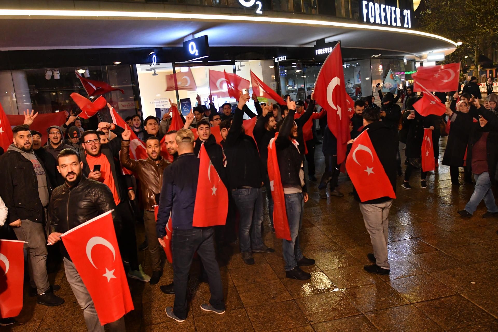 Mit türkischen Fahnen und lautstarkem Jubel auf Staatschef Recep Tayyip Erdogan feierten zahlreiche Türken am Sonntagabend auf dem Kurfürstendamm in Berlin.
