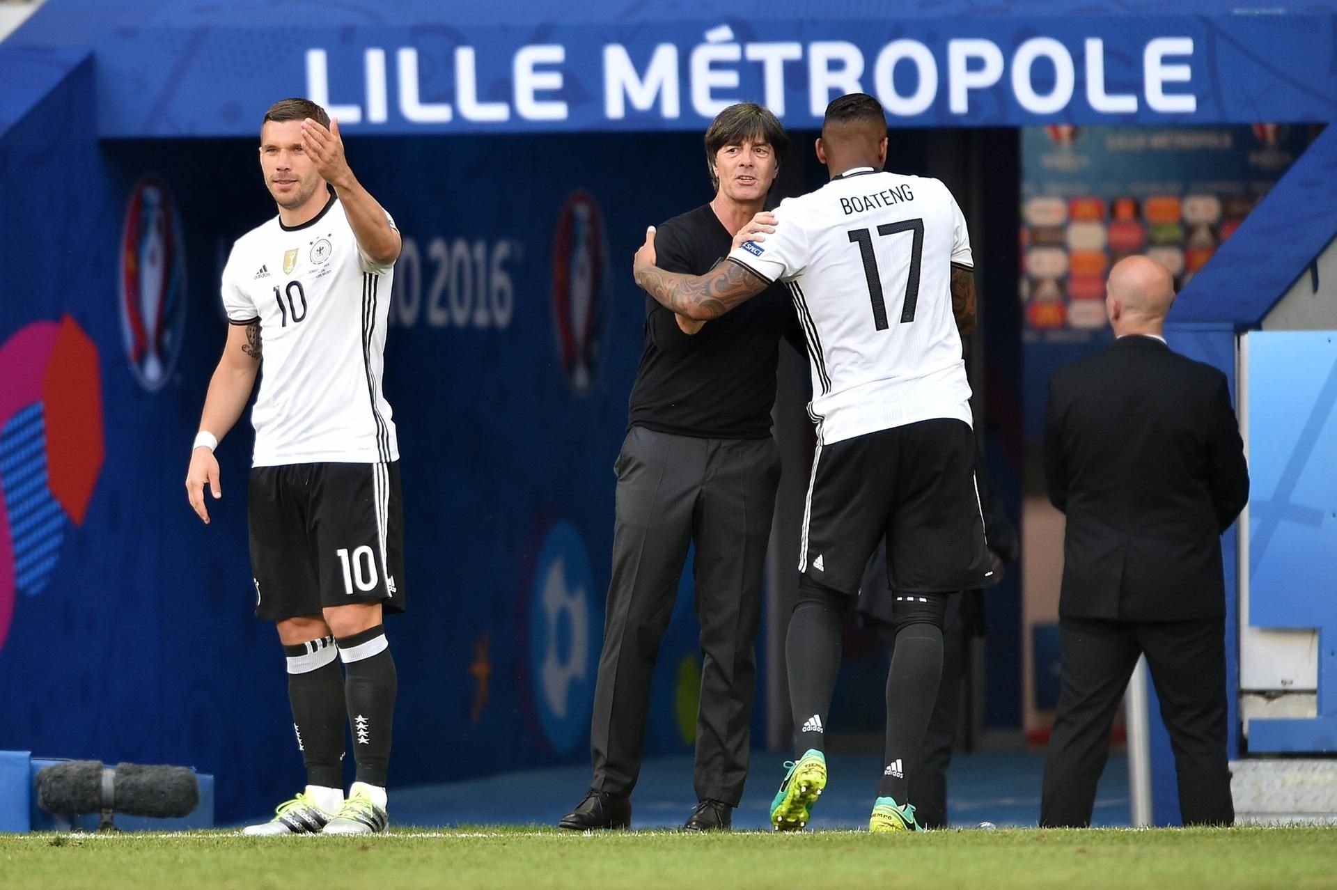 Cheftrainer Joachim Löw (Deutschland) wechselt Lukas Podolski gegen Jérôme Boateng.