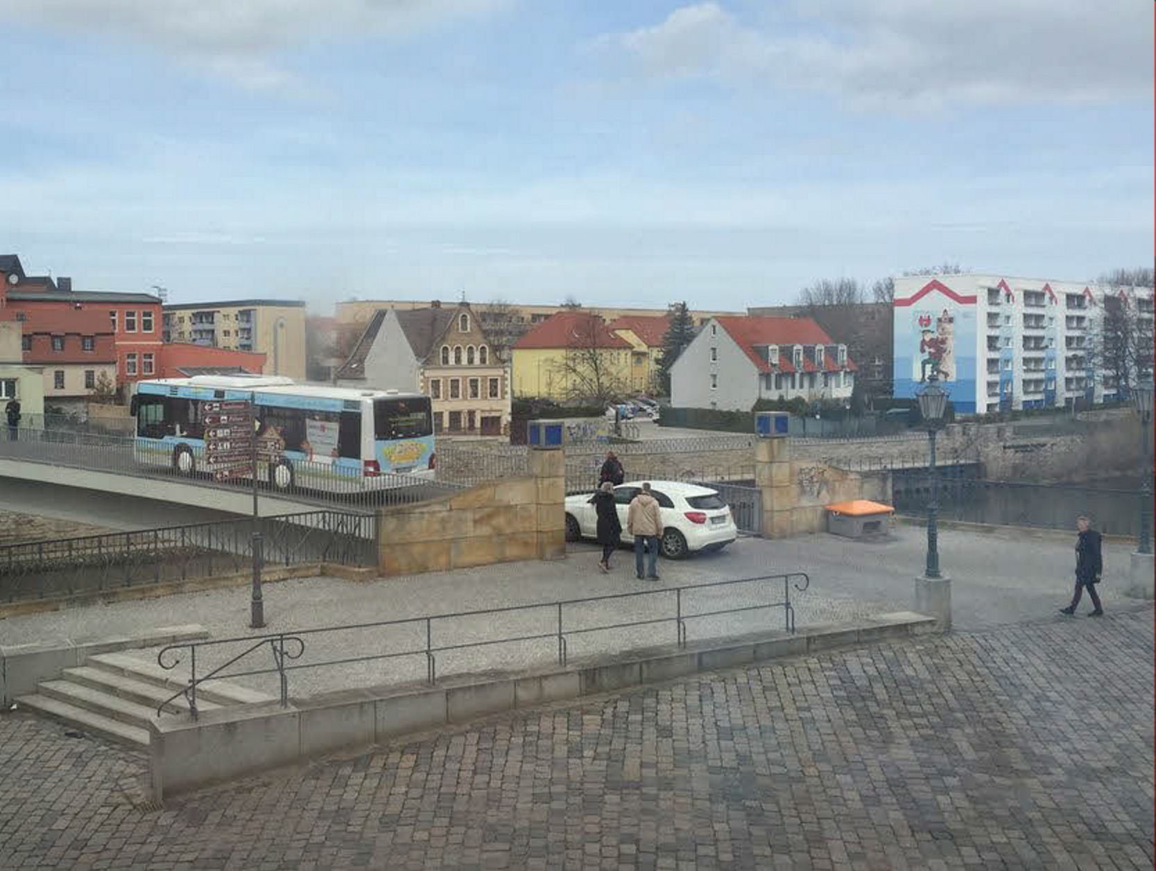 Ein Pkw folgt dem Stadtbus über die für den normalen Straßenverkehr gesperrte Fußgängerbrücke am Saalplatz in Bernburg.
