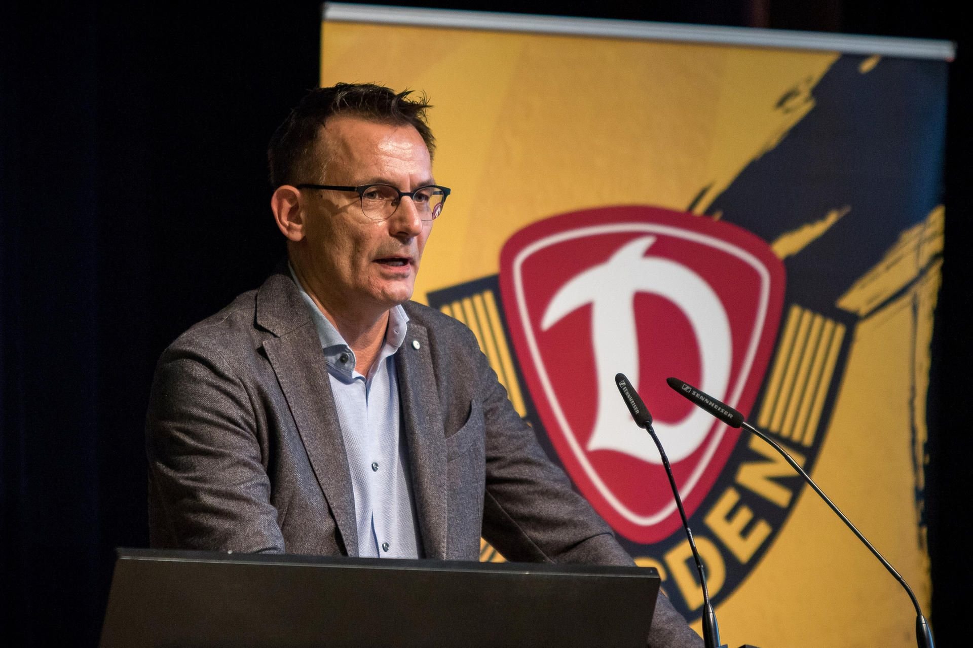 Michael Born macht bei Dynamo Dresden Geld für Verstärkungen locker.