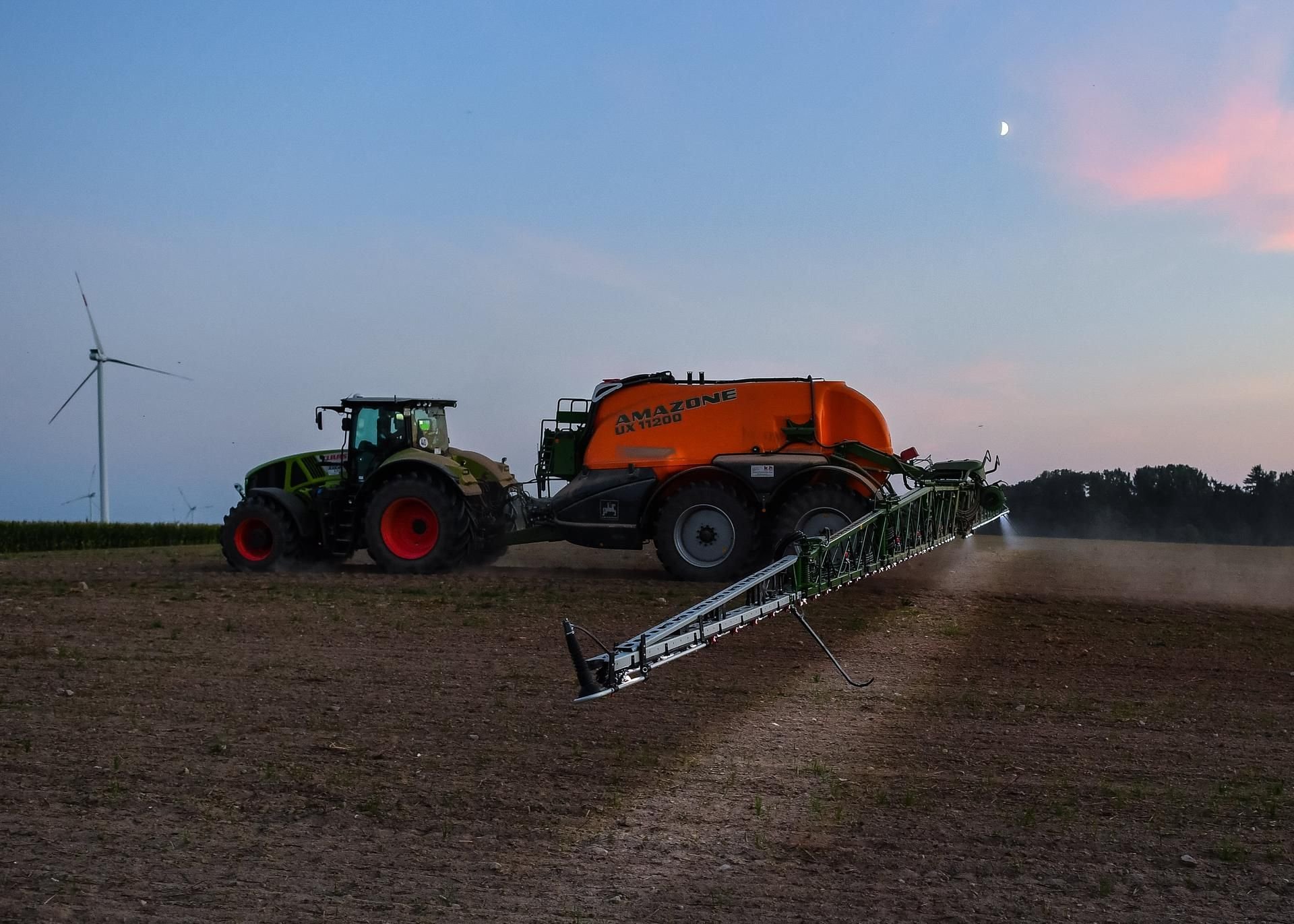 Ein Landwirt fährt mit einer Pestizid- und Düngerspritze über ein Feld – Symbolbild.