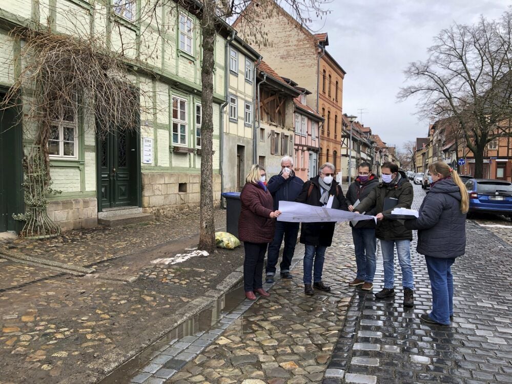 Vertreter von Stadtverwaltung, Zweckverband Ostharz, den Stadtwerken, der beauftragten Planungsbüros sowie der bauausführenden Firma bei letzten Abstimmungen für das Bauprojekt.