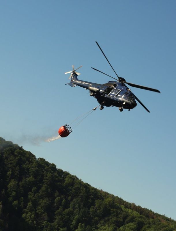 Am Dienstag halfen Polizei-Hubschrauber beim Löschen mit.