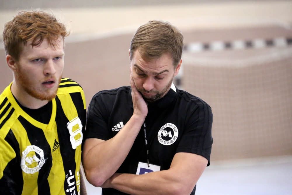 Niklas Friedrich und Trainer Martin Ostermann stehen mit dem SV Anhalt Bernburg in der dritten Liga vor einer ungewissen Zukunft .