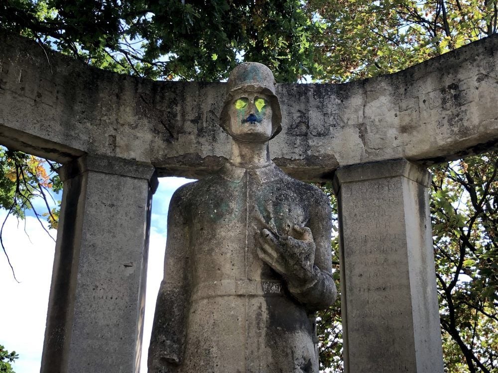 Das Kriegerdenkmal in Nienburg gibt ein unwürdiges Bild ab. Die CDU will das ändern.