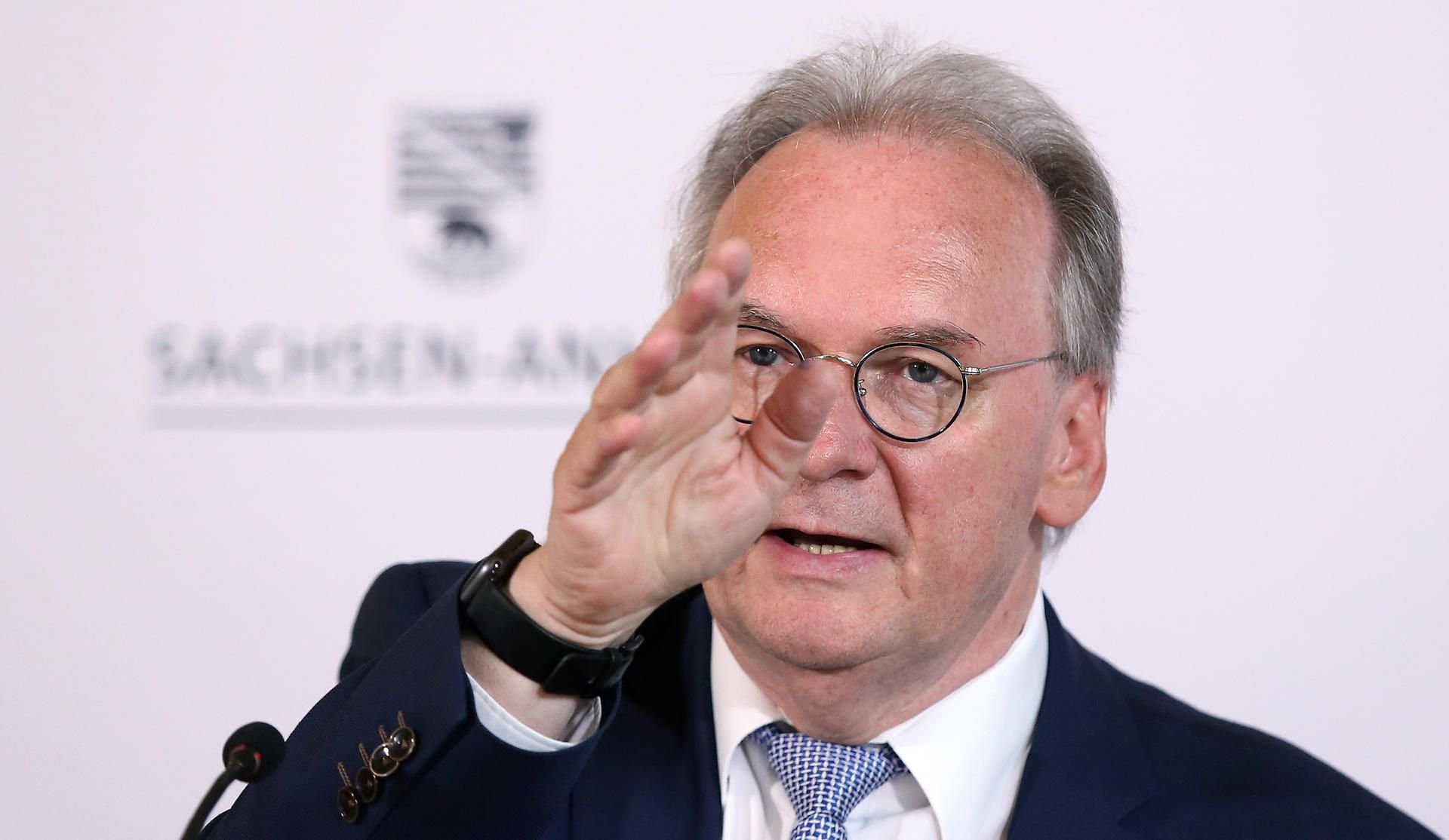 Sachsen-Anhalts Ministerpräsident Reiner Haseloff (CDU) erläutert, wie in Sachsen-Anhalt die Kontaktbeschränkungen zur Eindämmung der Corona-Pandemie weiter gelockert werden.