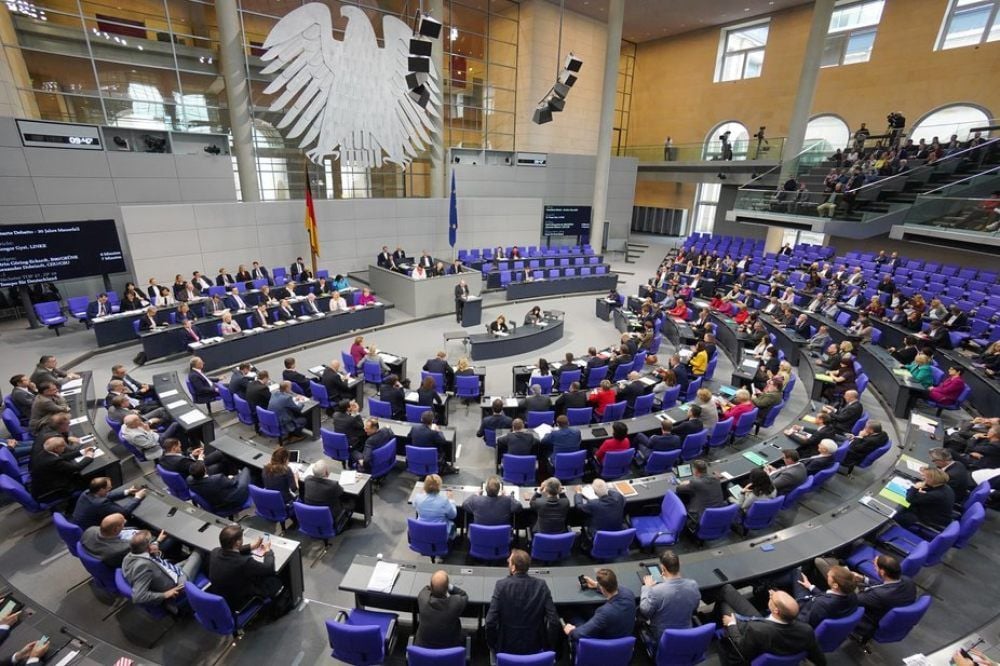 Die Sitzungen im Bundestag ziehen sich oft stundenlang hin.