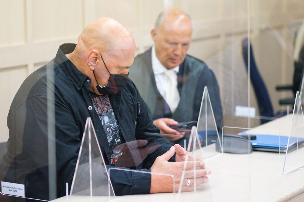Der Angeklagte Ex-Rockerboss Frank Hanebuth sitzt im Gerichtsaal im Amtsgericht Hannover.